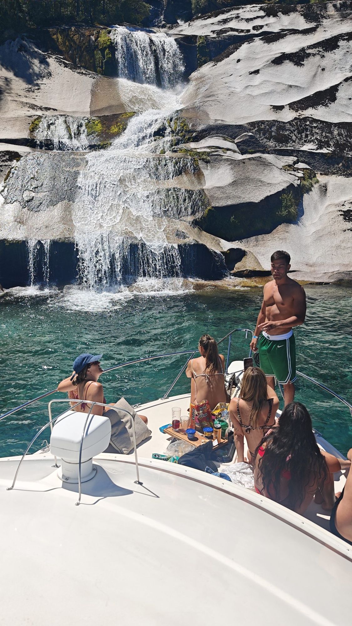 Grupo en Pakantura frente a una cascada